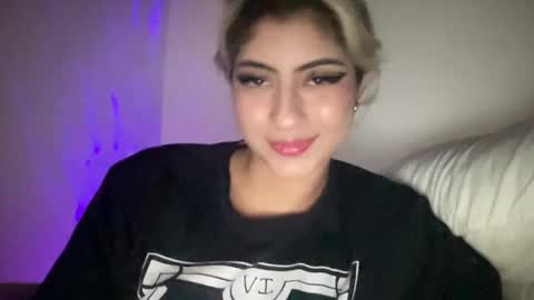 Snapshot of lizambarr chatting on 02-23-25, 03:45 Lizeth online show from 02-23-25, 03:45