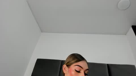 Snapshot of lizz_luna chatting on 09-19-25, 01:45 lizz_luna online show from 09-19-25, 01:45