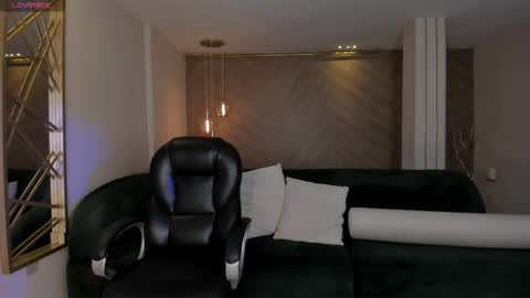 Snapshot of lizzhamilton_ chatting on 10-16-25, 09:49 Lizzi online show from 10-16-25, 09:49