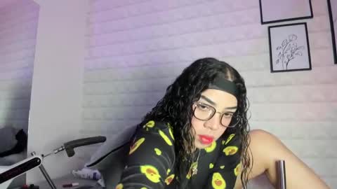 Snapshot of lizzie_evans chatting on 05-20-26, 12:00 Lizzie online show from 05-20-26, 12:00