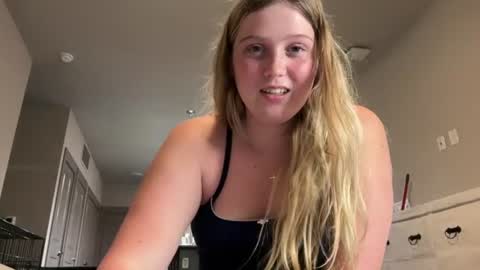 Snapshot of lizzygetsbusy101 chatting on 07-27-26, 04:19 Lizzygetsbusy101 online show from 07-27-26, 04:19