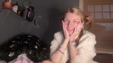 Snapshot of lizzyylovesick chatting on 01-17-25, 04:47 lizzybunny online show from 01-17-25, 04:47