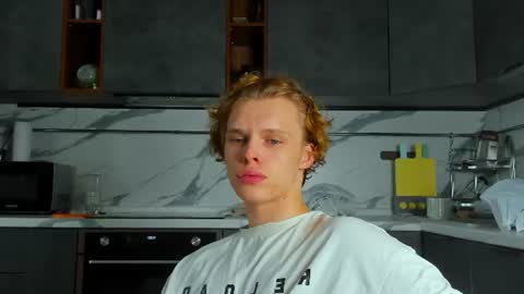 Snapshot of lolkendowson chatting on 07-28-26, 02:57 Kenndi online show from 07-28-26, 02:57