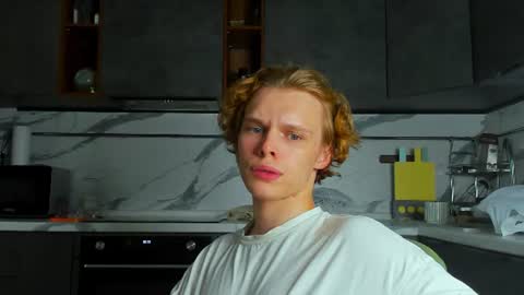 Snapshot of lolkendowson chatting on 07-28-26, 04:39 Kenndi online show from 07-28-26, 04:39