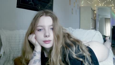 Snapshot of lollylol11 chatting on 12-02-24, 10:28 Lilly online show from 12-02-24, 10:28