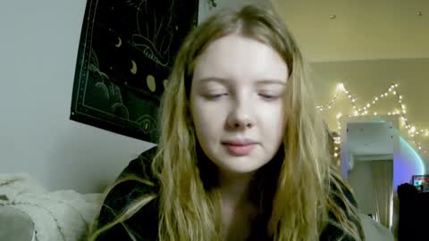 Snapshot of lollylol11 chatting on 12-04-24, 01:42 Lilly online show from 12-04-24, 01:42