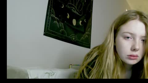 Snapshot of lollylol11 chatting on 12-04-24, 08:07 Lilly online show from 12-04-24, 08:07