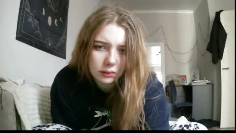 Snapshot of lollylol11 chatting on 12-17-24, 08:34 Lilly online show from 12-17-24, 08:34