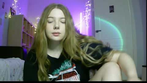 Snapshot of lollylol11 chatting on 12-20-24, 06:02 Lilly online show from 12-20-24, 06:02