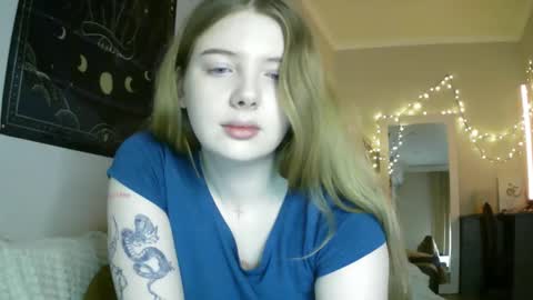 Snapshot of lollylol11 chatting on 12-23-24, 02:35 Lilly online show from 12-23-24, 02:35