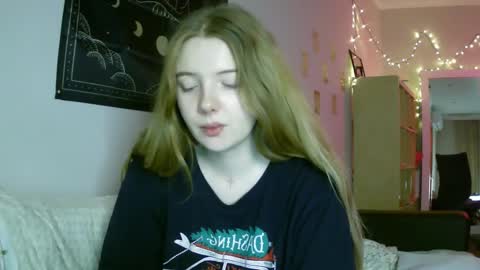 Snapshot of lollylol11 chatting on 12-25-24, 05:05 Lilly online show from 12-25-24, 05:05