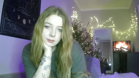 Snapshot of lollylol11 chatting on 12-28-24, 10:13 Lilly online show from 12-28-24, 10:13