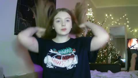 Snapshot of lollylol11 chatting on 12-30-24, 05:34 Lilly online show from 12-30-24, 05:34