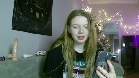 Snapshot of lollylol11 chatting on 01-10-25, 01:53 Lilly online show from 01-10-25, 01:53