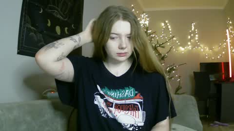 Snapshot of lollylol11 chatting on 01-10-25, 03:58 Lilly online show from 01-10-25, 03:58