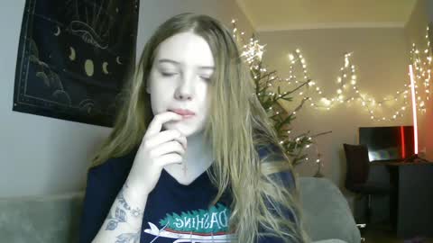 Snapshot of lollylol11 chatting on 01-11-25, 04:14 Lilly online show from 01-11-25, 04:14