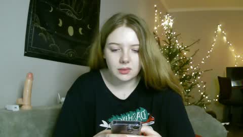 Snapshot of lollylol11 chatting on 01-11-25, 10:18 Lilly online show from 01-11-25, 10:18