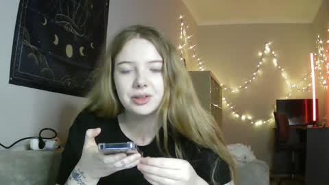 Snapshot of lollylol11 chatting on 01-15-25, 05:05 Lilly online show from 01-15-25, 05:05