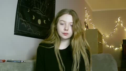 Snapshot of lollylol11 chatting on 01-15-25, 08:05 Lilly online show from 01-15-25, 08:05