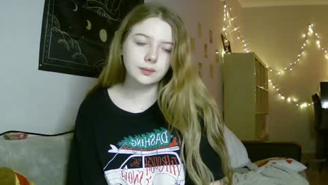 Snapshot of lollylol11 chatting on 01-16-25, 06:27 Lilly online show from 01-16-25, 06:27