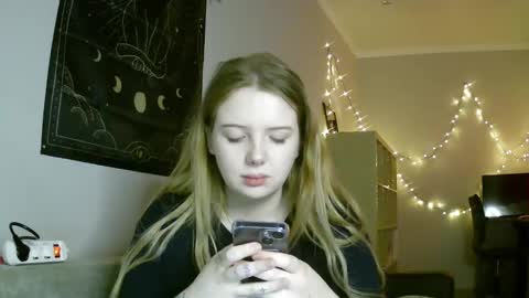 Snapshot of lollylol11 chatting on 01-16-25, 09:30 Lilly online show from 01-16-25, 09:30