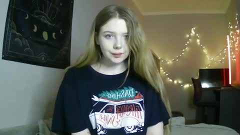 Snapshot of lollylol11 chatting on 01-17-25, 03:43 Lilly online show from 01-17-25, 03:43