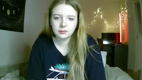 Snapshot of lollylol11 chatting on 01-17-25, 09:50 Lilly online show from 01-17-25, 09:50