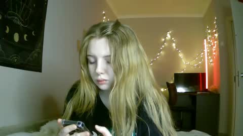 Snapshot of lollylol11 chatting on 01-18-25, 12:57 Lilly online show from 01-18-25, 12:57