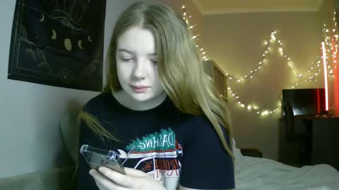 Snapshot of lollylol11 chatting on 01-19-25, 03:32 Lilly online show from 01-19-25, 03:32