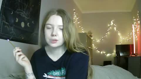 Snapshot of lollylol11 chatting on 01-19-25, 09:23 Lilly online show from 01-19-25, 09:23