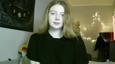 Snapshot of lollylol11 chatting on 01-23-25, 01:08 Lilly online show from 01-23-25, 01:08