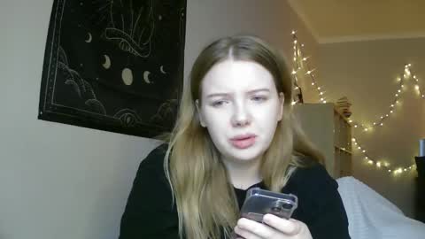 Snapshot of lollylol11 chatting on 01-23-25, 12:52 Lilly online show from 01-23-25, 12:52