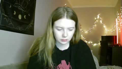 Snapshot of lollylol11 chatting on 01-23-25, 03:54 Lilly online show from 01-23-25, 03:54