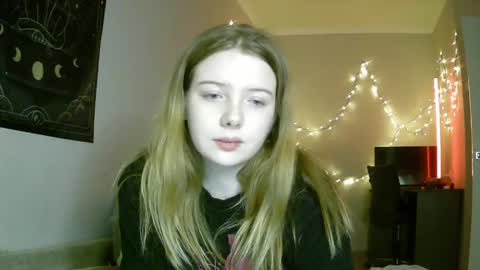 Snapshot of lollylol11 chatting on 01-23-25, 10:01 Lilly online show from 01-23-25, 10:01