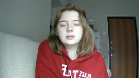 Snapshot of lollylol11 chatting on 02-07-25, 01:32 Lilly online show from 02-07-25, 01:32