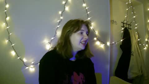 Snapshot of lollylol11 chatting on 02-08-25, 11:45 Lilly online show from 02-08-25, 11:45