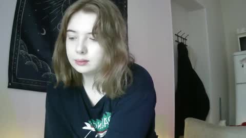 Snapshot of lollylol11 chatting on 02-11-25, 08:15 Lilly online show from 02-11-25, 08:15