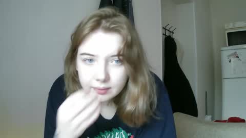 Snapshot of lollylol11 chatting on 02-11-25, 11:21 Lilly online show from 02-11-25, 11:21