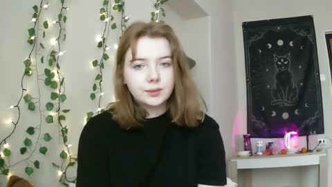 Snapshot of lollylol11 chatting on 02-18-25, 12:28 Lilly online show from 02-18-25, 12:28