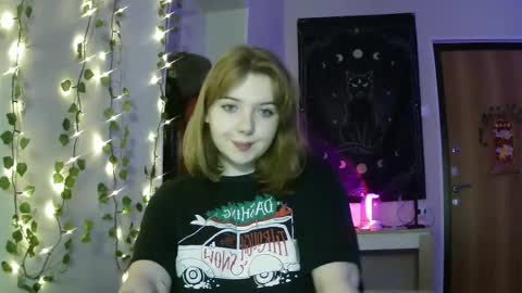 Snapshot of lollylol11 chatting on 02-19-25, 04:00 Lilly online show from 02-19-25, 04:00