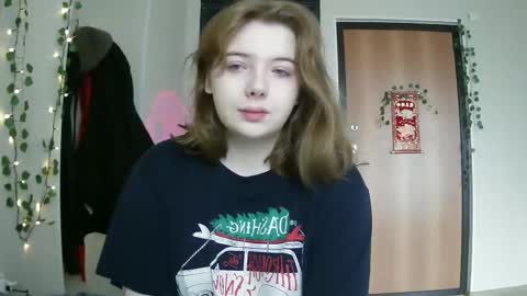 Snapshot of lollylol11 chatting on 02-21-25, 07:12 Lilly online show from 02-21-25, 07:12