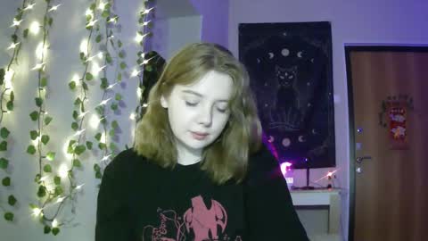 Snapshot of lollylol11 chatting on 02-23-25, 04:13 Lilly online show from 02-23-25, 04:13