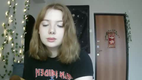 Snapshot of lollylol11 chatting on 03-01-25, 02:02 Lilly online show from 03-01-25, 02:02