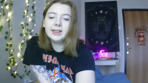 Snapshot of lollylol11 chatting on 03-02-25, 12:43 Lilly online show from 03-02-25, 12:43