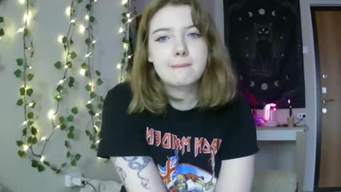 Snapshot of lollylol11 chatting on 03-06-25, 12:30 Lilly online show from 03-06-25, 12:30