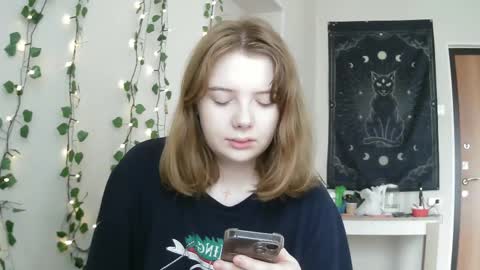 Snapshot of lollylol11 chatting on 03-07-25, 10:02 Lilly online show from 03-07-25, 10:02