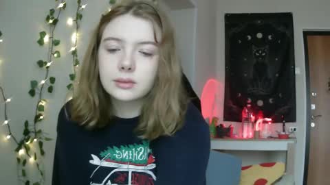 Snapshot of lollylol11 chatting on 03-08-25, 01:03 Lilly online show from 03-08-25, 01:03