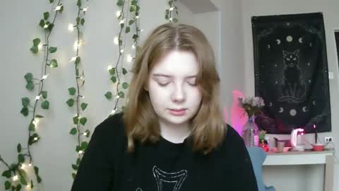 Snapshot of lollylol11 chatting on 03-10-25, 01:54 Lilly online show from 03-10-25, 01:54