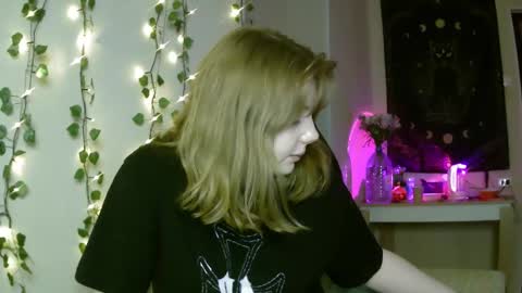 Snapshot of lollylol11 chatting on 03-10-25, 04:57 Lilly online show from 03-10-25, 04:57