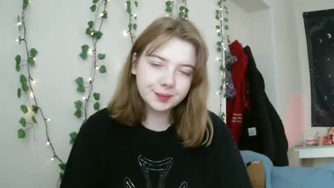 Snapshot of lollylol11 chatting on 03-11-25, 10:18 Lilly online show from 03-11-25, 10:18